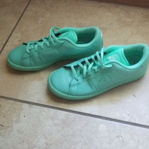 Mint Nike sneakers